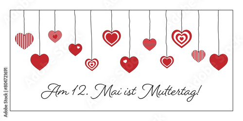 Am 12. Mai ist Muttertag - Schriftzug in deutscher Sprache. Banner mit hängenden Herzen.