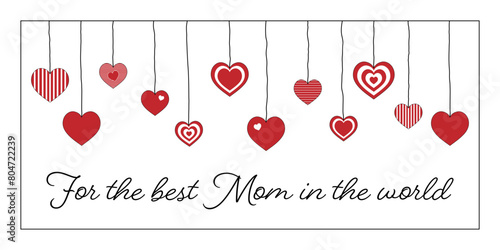 For the best Mom in the world - Schriftzug in englischer Sprache - Für die beste Mama der Welt. Grußkarte mit hängenden Herzen.