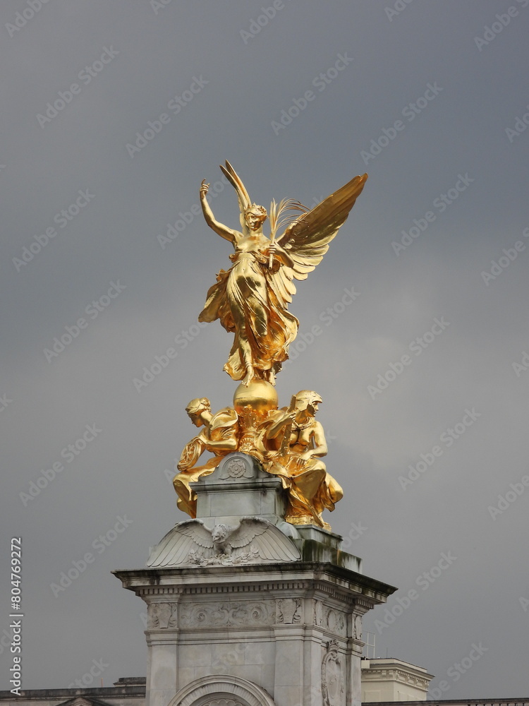 Fototapeta premium golden monument against the sky