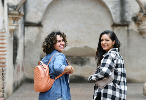 Amigas latinas de viaje por Antigua Guatemala, mujeres adultas bonitas sonriendo y pasándola bien. photo