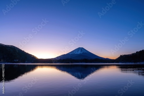 精進湖で見た富士山の夜明け前のブルーモーメント情景