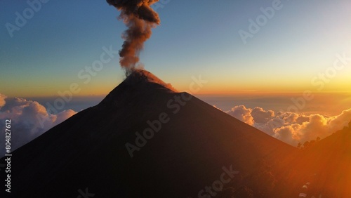 Eruption du volcan Fuego au Guatemala, photo prise par drone photo