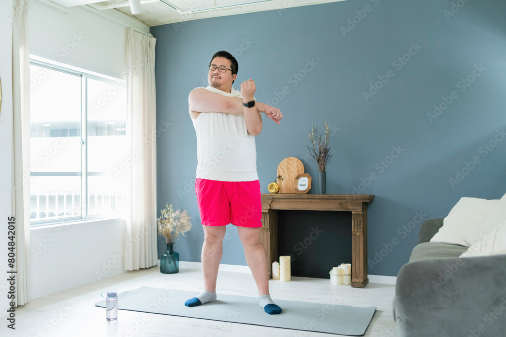 自宅でトレーニングをする大柄な日本人男性 自宅でトレーニングをする大柄な日本人男性