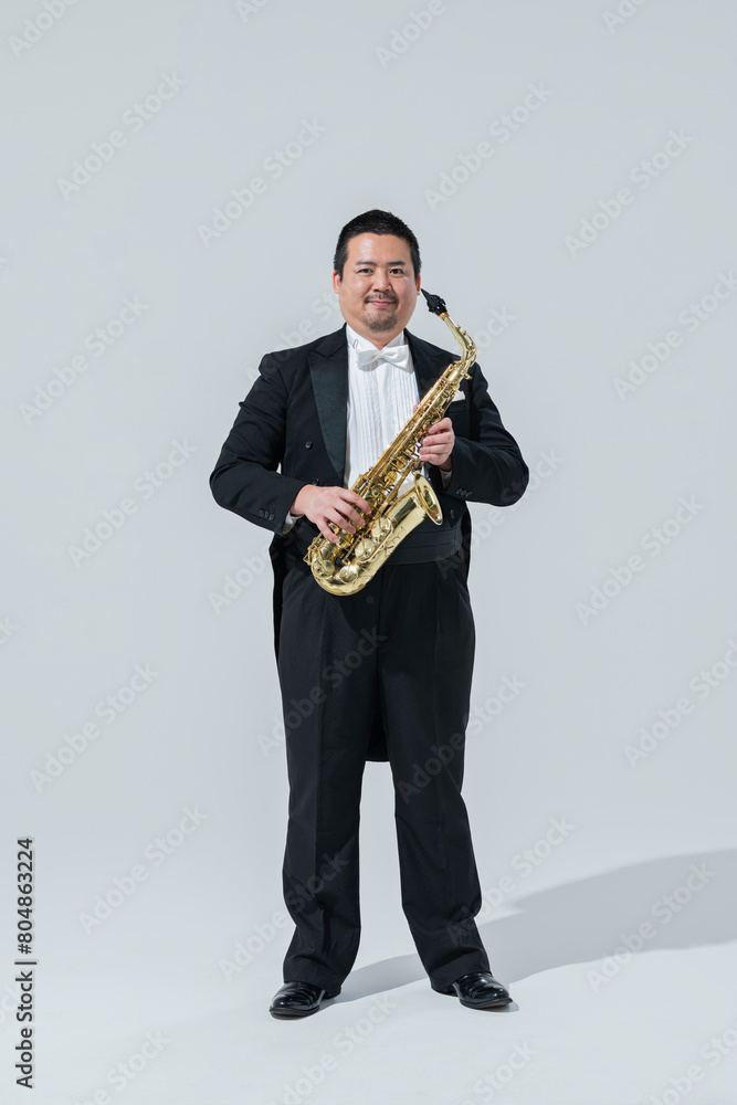 Naklejka premium サックスを演奏する大柄な日本人男性