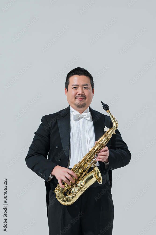 Naklejka premium サックスを演奏する大柄な日本人男性