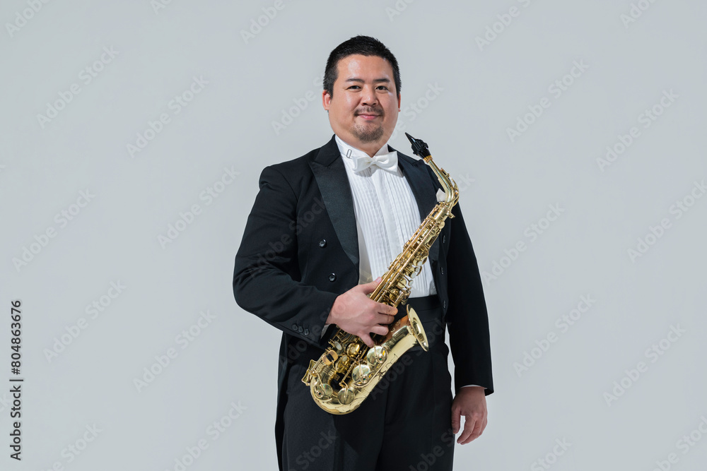 Obraz premium サックスを演奏する大柄な日本人男性
