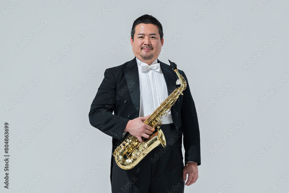 Naklejka premium サックスを演奏する大柄な日本人男性