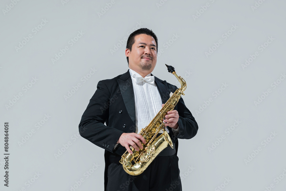 Fototapeta premium サックスを演奏する大柄な日本人男性
