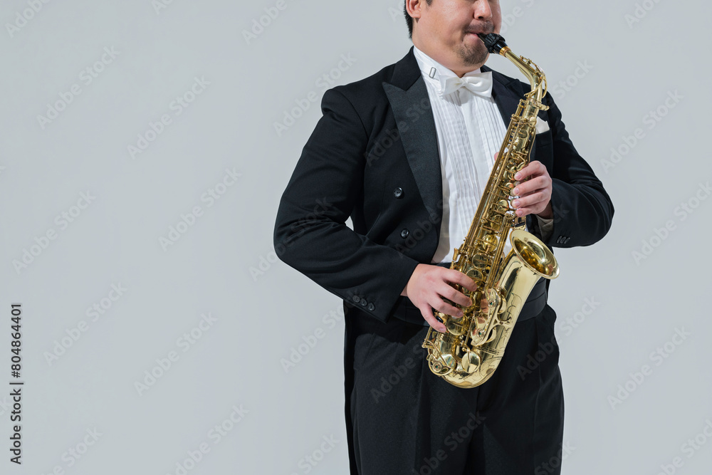 Obraz premium サックスを演奏する大柄な日本人男性