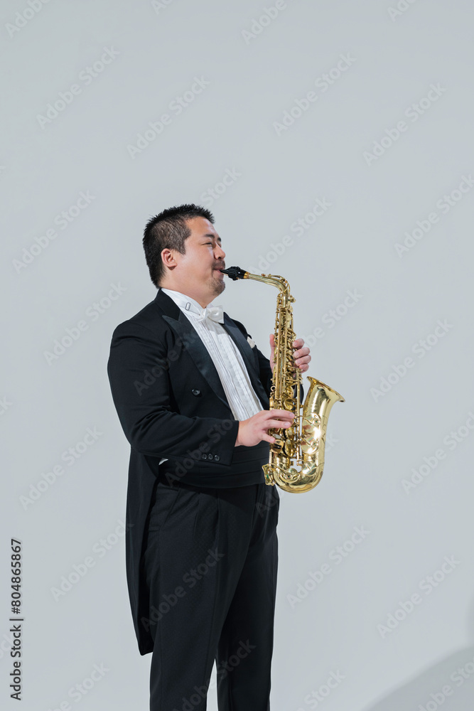 Obraz premium サックスを演奏する大柄な日本人男性