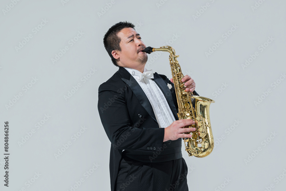 Fototapeta premium サックスを演奏する大柄な日本人男性
