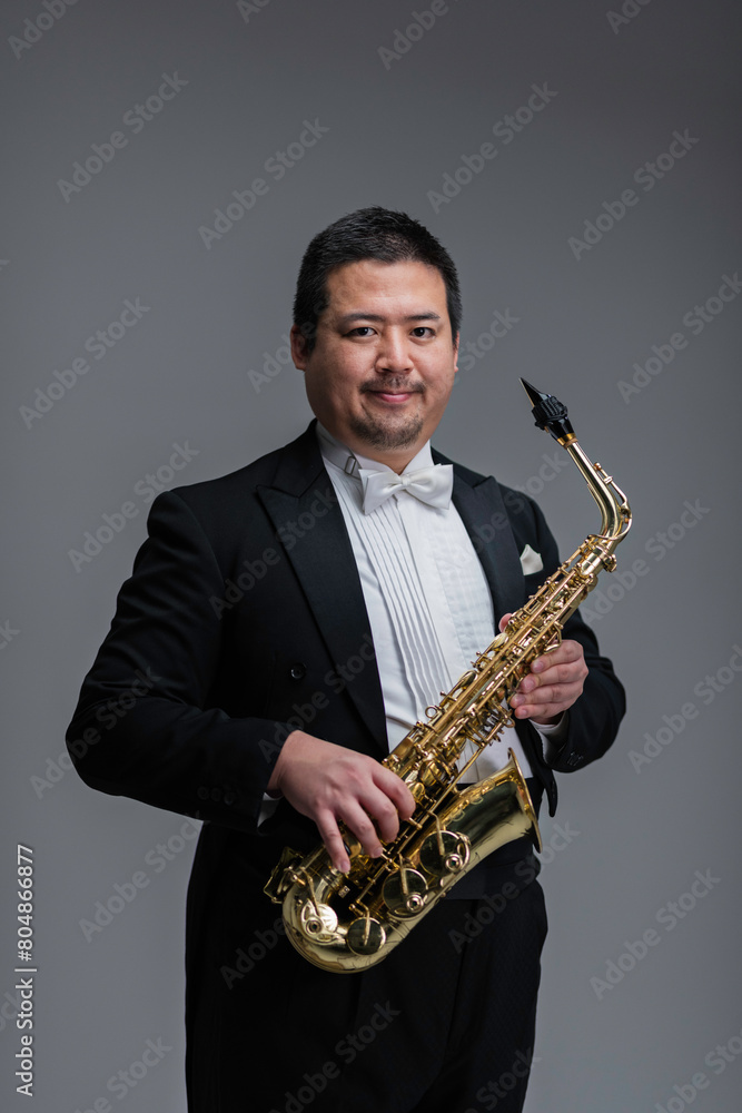 Naklejka premium サックスを演奏する大柄な日本人男性
