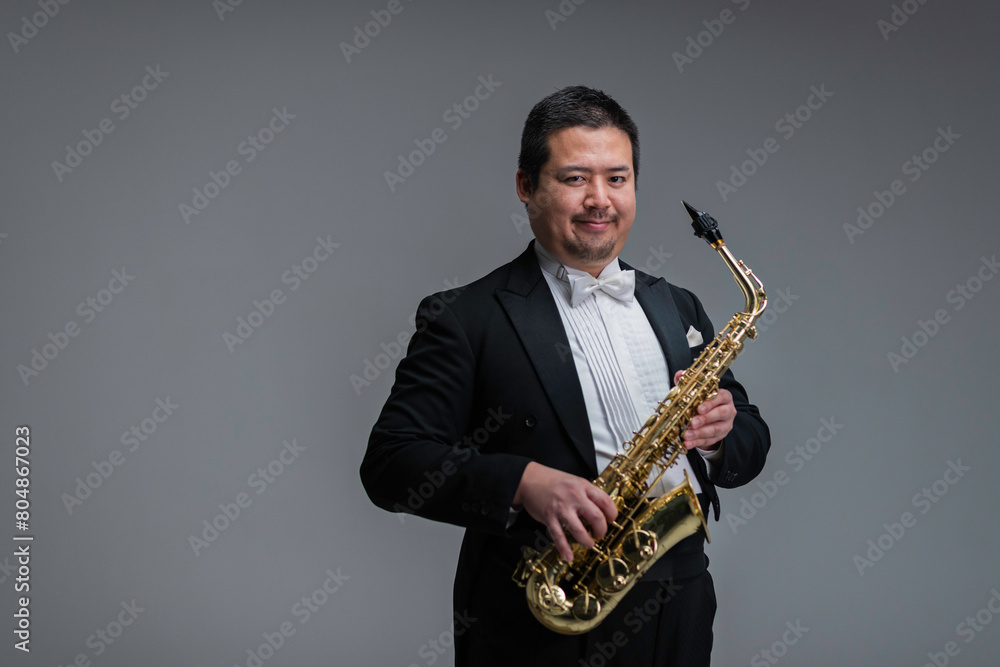 Fototapeta premium サックスを演奏する大柄な日本人男性