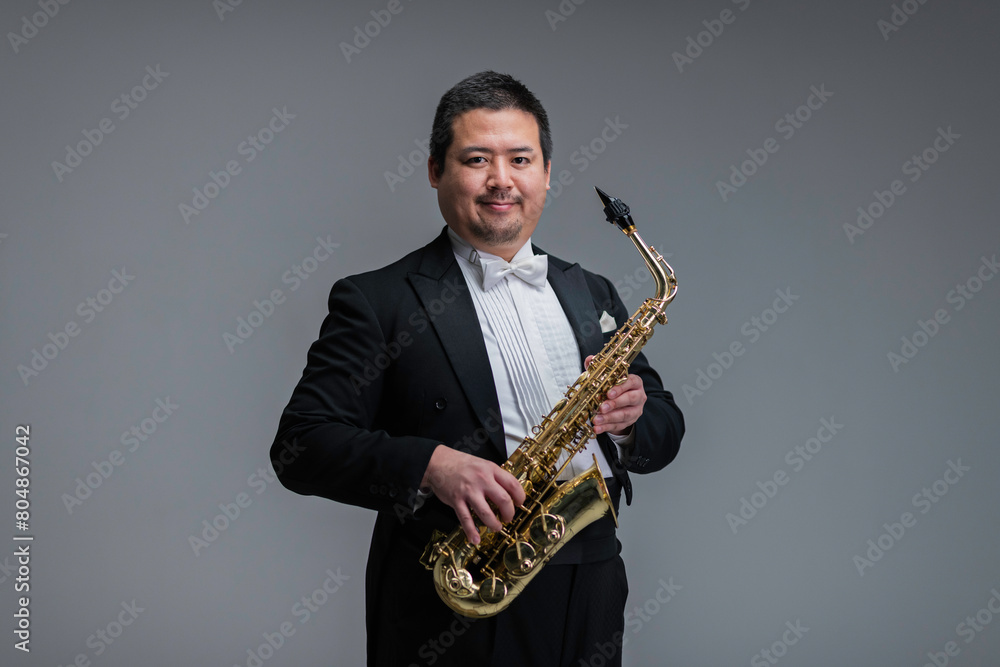 Naklejka premium サックスを演奏する大柄な日本人男性