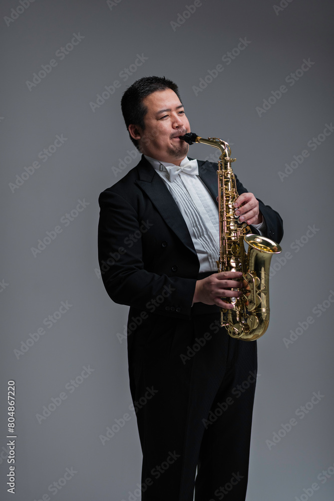 Obraz premium サックスを演奏する大柄な日本人男性
