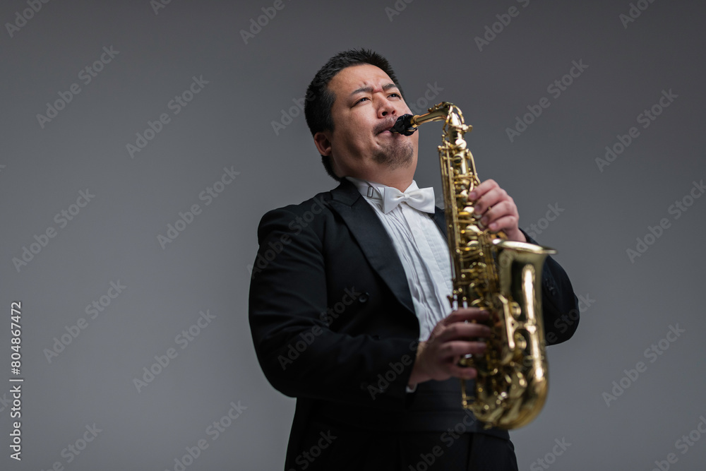 Fototapeta premium サックスを演奏する大柄な日本人男性