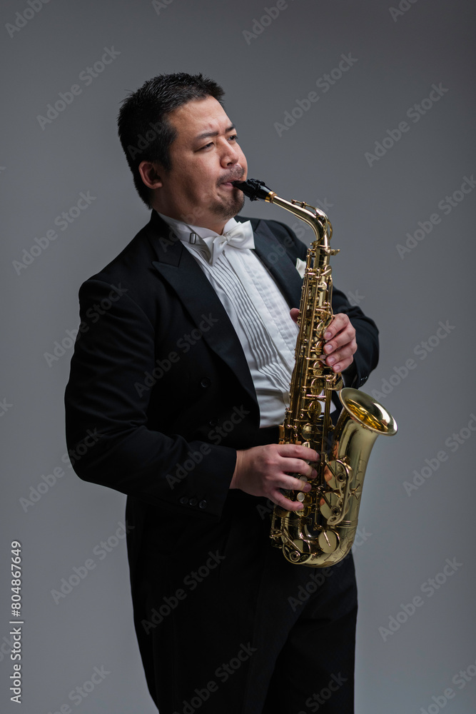 Fototapeta premium サックスを演奏する大柄な日本人男性