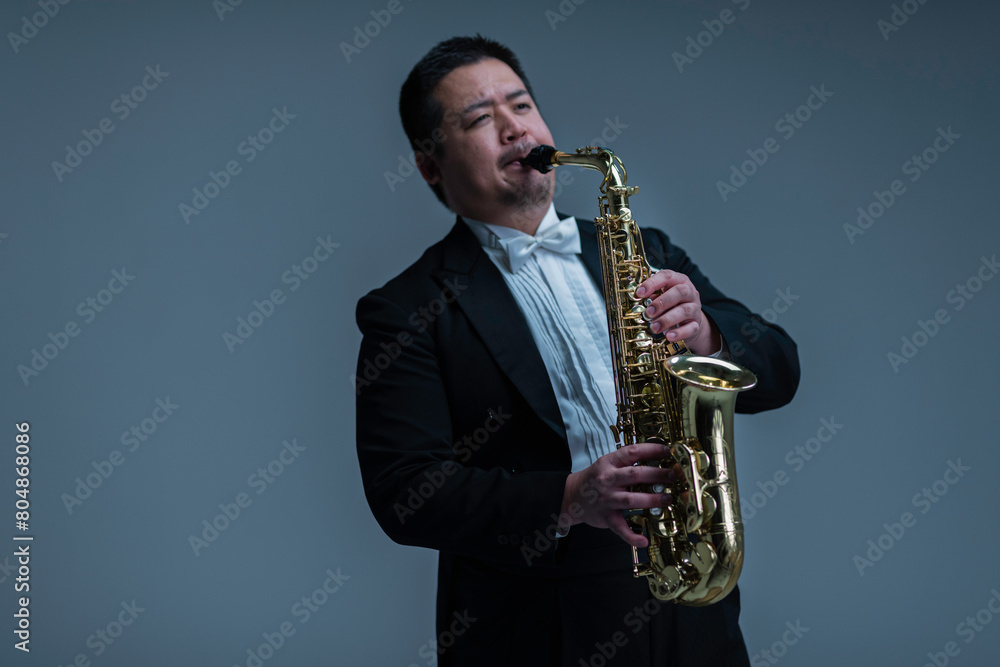 Fototapeta premium サックスを演奏する大柄な日本人男性