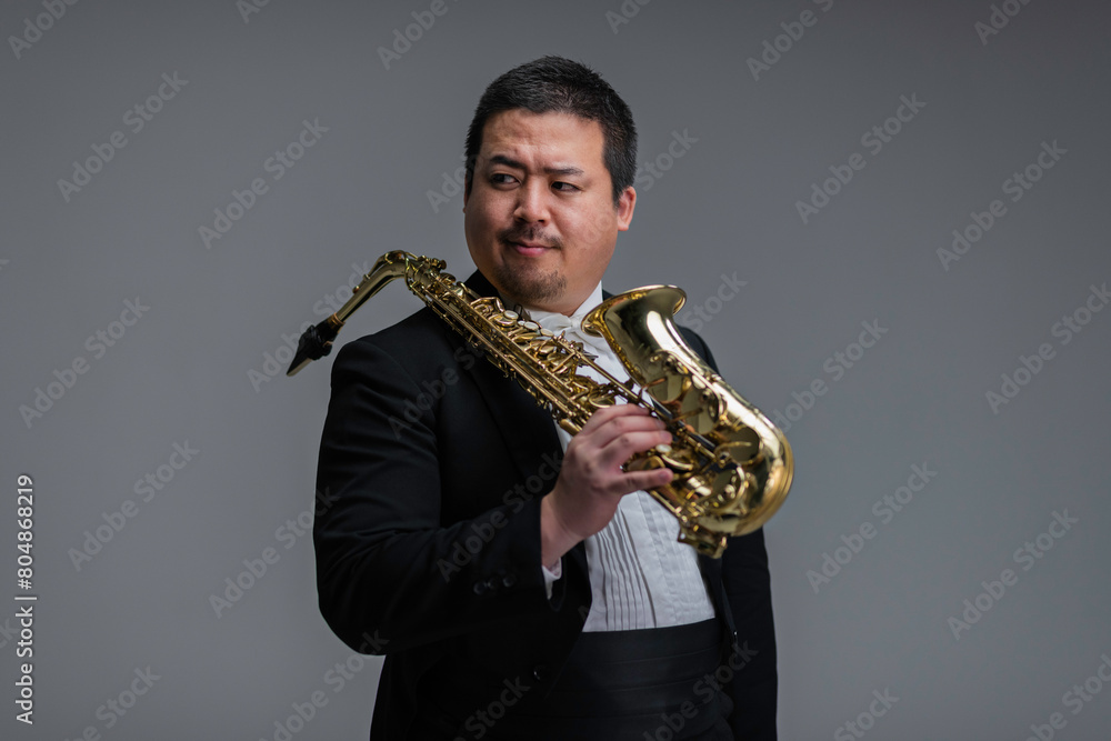 Fototapeta premium サックスを演奏する大柄な日本人男性