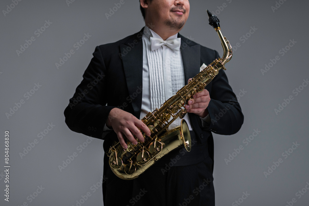 Fototapeta premium サックスを演奏する大柄な日本人男性