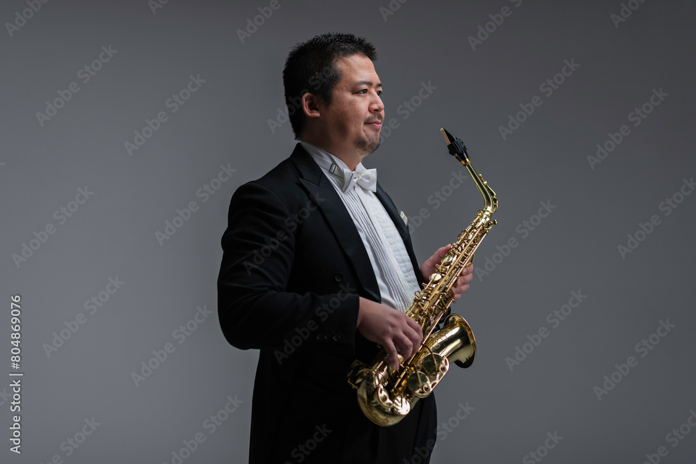 Obraz premium サックスを演奏する大柄な日本人男性