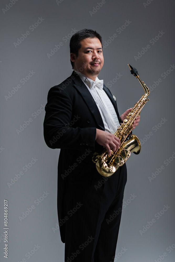 Fototapeta premium サックスを演奏する大柄な日本人男性
