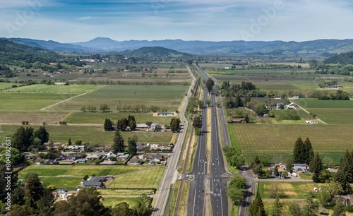 Foto St Helena Highway running through the Napa Valley wine country Napa, California, United States of America