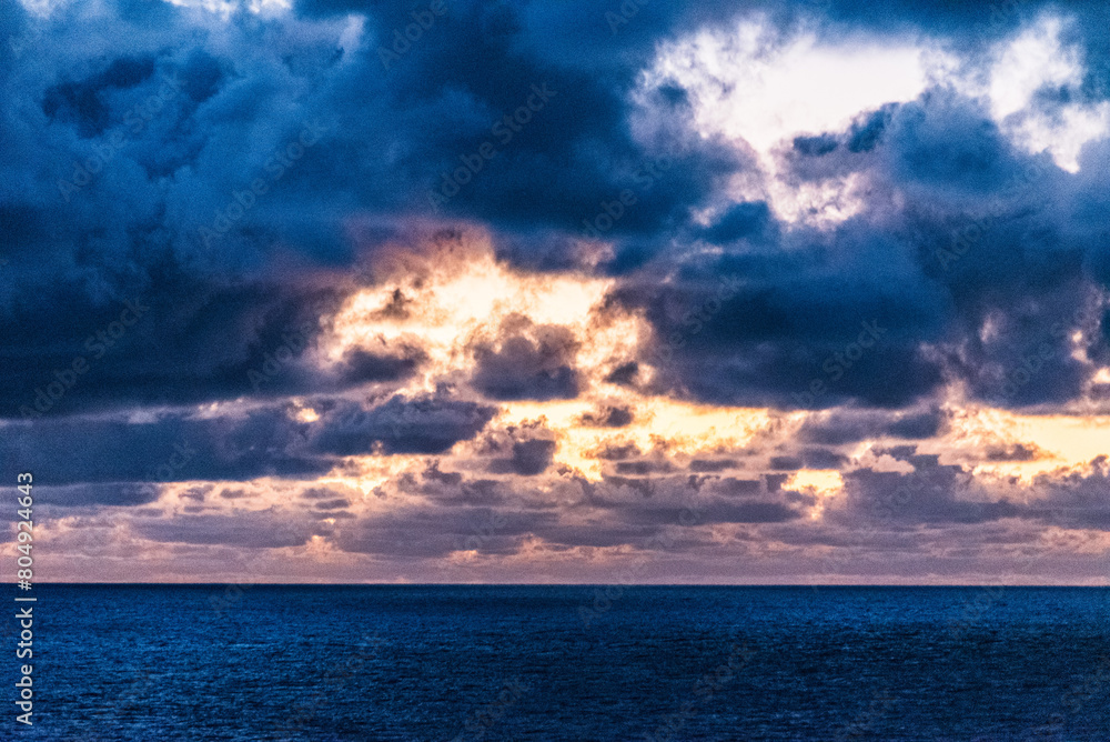 Obraz premium Dramatic sunset sky over the calm ocean. 