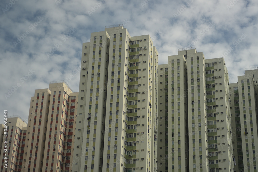 香港の高層住宅と秋の空