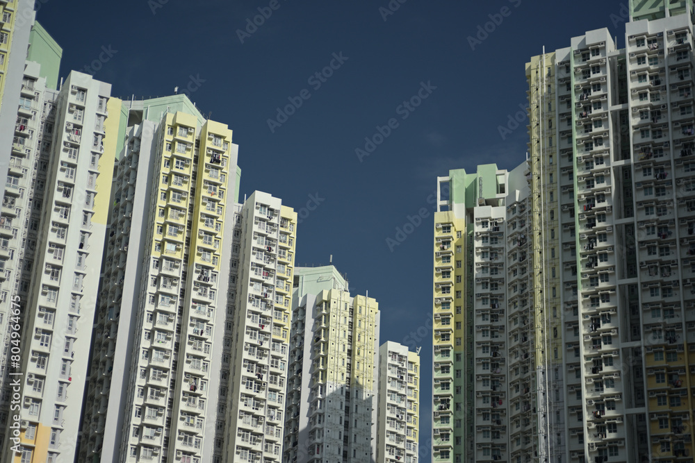 香港の高層住宅と青空