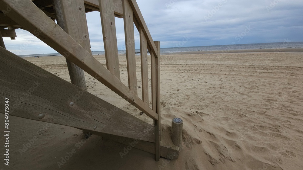 Blick auf den Strand, Nordsee, mit Treppe und Treppengeländer eines Strandhauses
