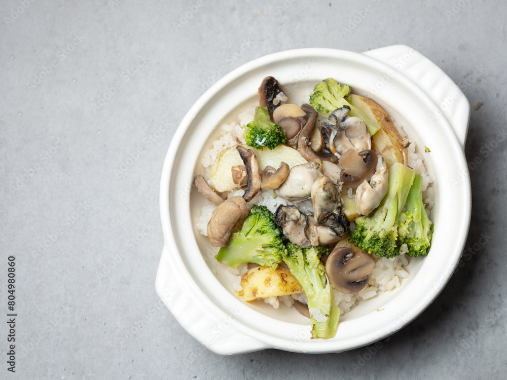 Oyster and vegetable nutritious cauldron rice Oyster and vegetable nutritious cauldron rice