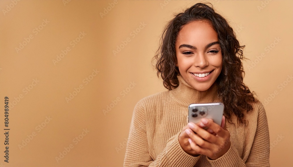 MULHER USANDO O CELULAR EM UM CONCEITO DE REDE SOCIAL E TRABALHO DIGITAL MULHER USANDO O CELULAR EM UM CONCEITO DE REDE SOCIAL E TRABALHO DIGITAL