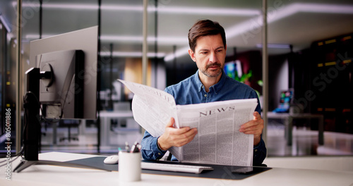Schilderij op canvas Businessman Reading Newspaper At Office Desk