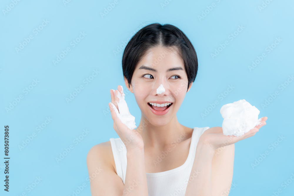 泡を手に持つ美容イメージ 泡を手に持つ美容イメージ