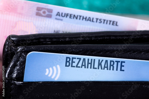 Ein Portemonnaie, Aufenthaltstitel für Deutschland und eine Bezahlkarte photo
