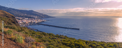 Fotografía panorámica de la ciudad de Santa Cruz de La Palma, su puerto ubicado en su espectacular bahía. photo