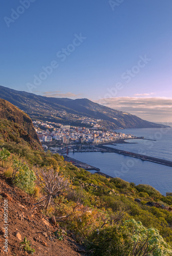 Fotografía panorámica de la ciudad de Santa Cruz de La Palma, en la Isla de La Palma, Canarias, con su puerto ubicado en su espectacular bahía.