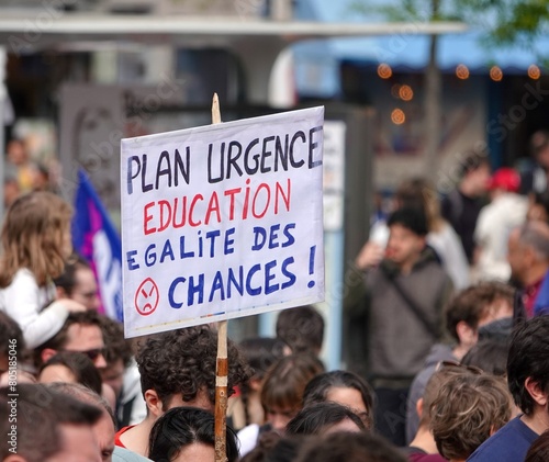 Une pancarte de protestation pour l'égalité des chances dans le système éducatif lors d'une manifestation