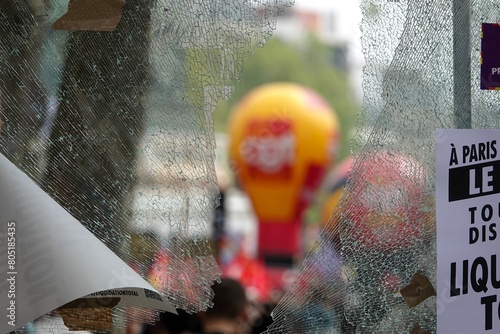 Vitre cassée lors d'une manifestation photo