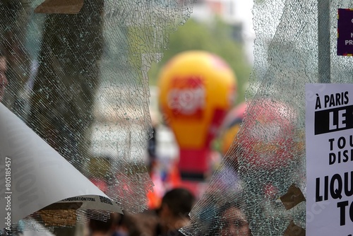 Vitre cassée lors d'une manifestation photo