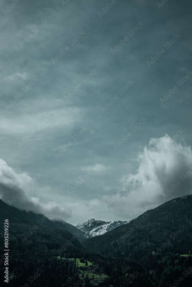 Bergmassiv in Tirol, Frühling