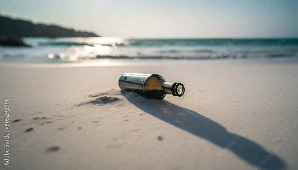 Obraz premium 砂浜に漂着したガラスボトル 美しい青空と海とビーチ