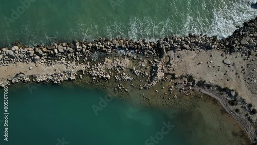 Vue aérienne d'une jetée battue par les vagues en Sicile photo