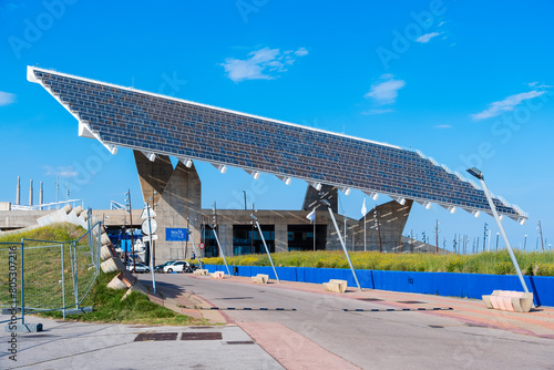 Die photovoltaic pergola im Stadtteil F  rum  ein fu  ballfeldgro  es Segel aus Solarpanelen im Hafen am Strand von Barcelona  Spanien