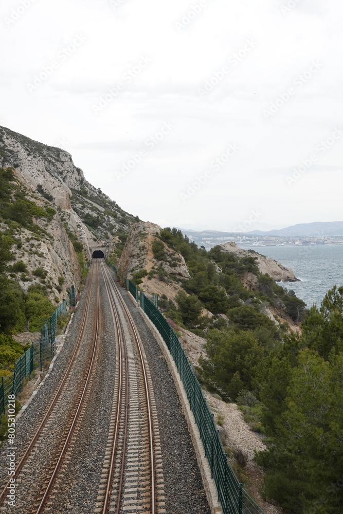 Fototapeta premium Voie ferrée de la côte bleue et vue sur les calanques