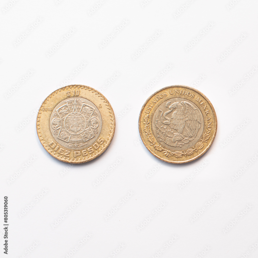 Moneda de diez pesos mexicanos de frente y por atrás en un fondo blanco aislado Moneda de diez pesos mexicanos de frente y por atrás en un fondo blanco aislado