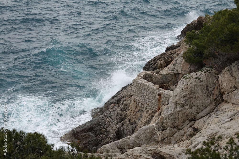 Ruine d'une construction dans les calanques sur la côte bleue Ruine d'une construction dans les calanques sur la côte bleue