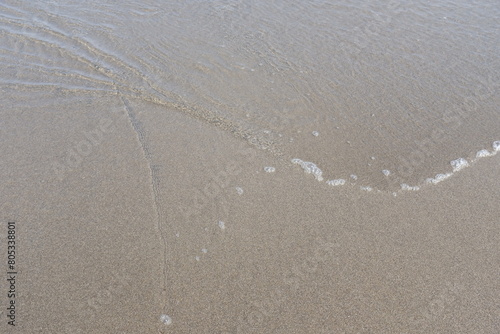 波打ち際の水の模様 夏の日の海 砂浜にて