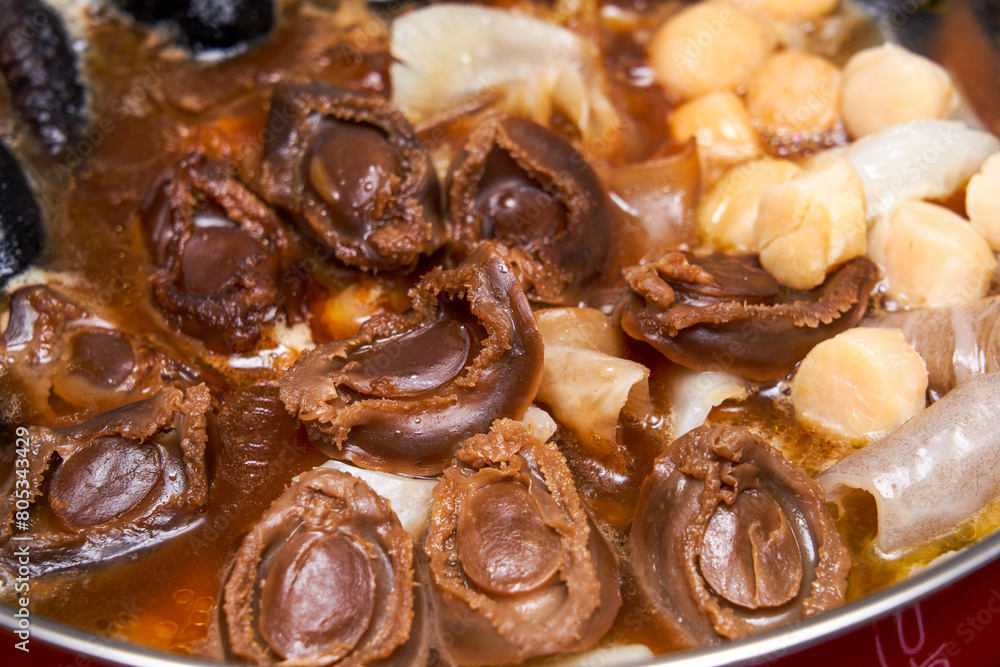A pot of sumptuous and luxurious Chinese New Year Poon Choi, delicacies from both mountains and seas A pot of sumptuous and luxurious Chinese New Year Poon Choi, delicacies from both mountains and seas